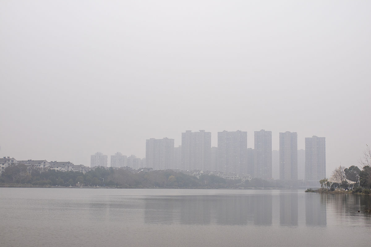 2020年12月29日,浙江绍兴,受强冷空气影响,上午时分,绍兴出现大雾.