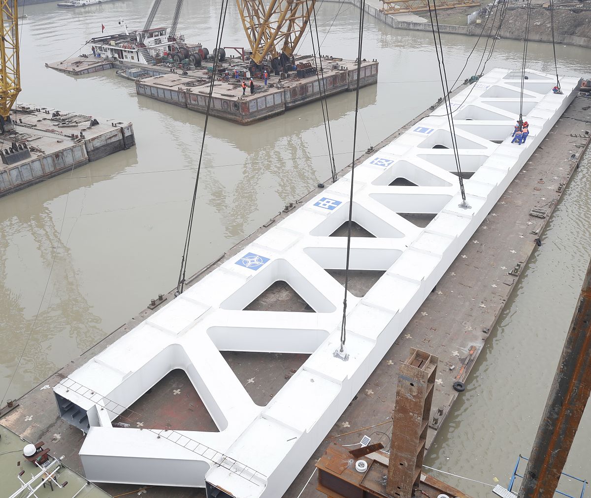 请重新叙述这段话降低在知网的重复率传统的板桩码头类型包含无锚板桩结构、单锚板桩结构和双锚板桩结构。如果采用传统的板桩码头结构进行深水泊位的建设则需设计非常厚的板桩墙来承受巨大的侧向土压力以满足码头结构的稳定性和变形要求这不仅仅增加了施工难度而且大大降低了这种码头结构的经济性。近些年来随着工程技术的逐渐发展提出了半遮帘式板桩码头的方案这种新型板桩码头结构的出现实现了板桩码头向深水、大型化的发展