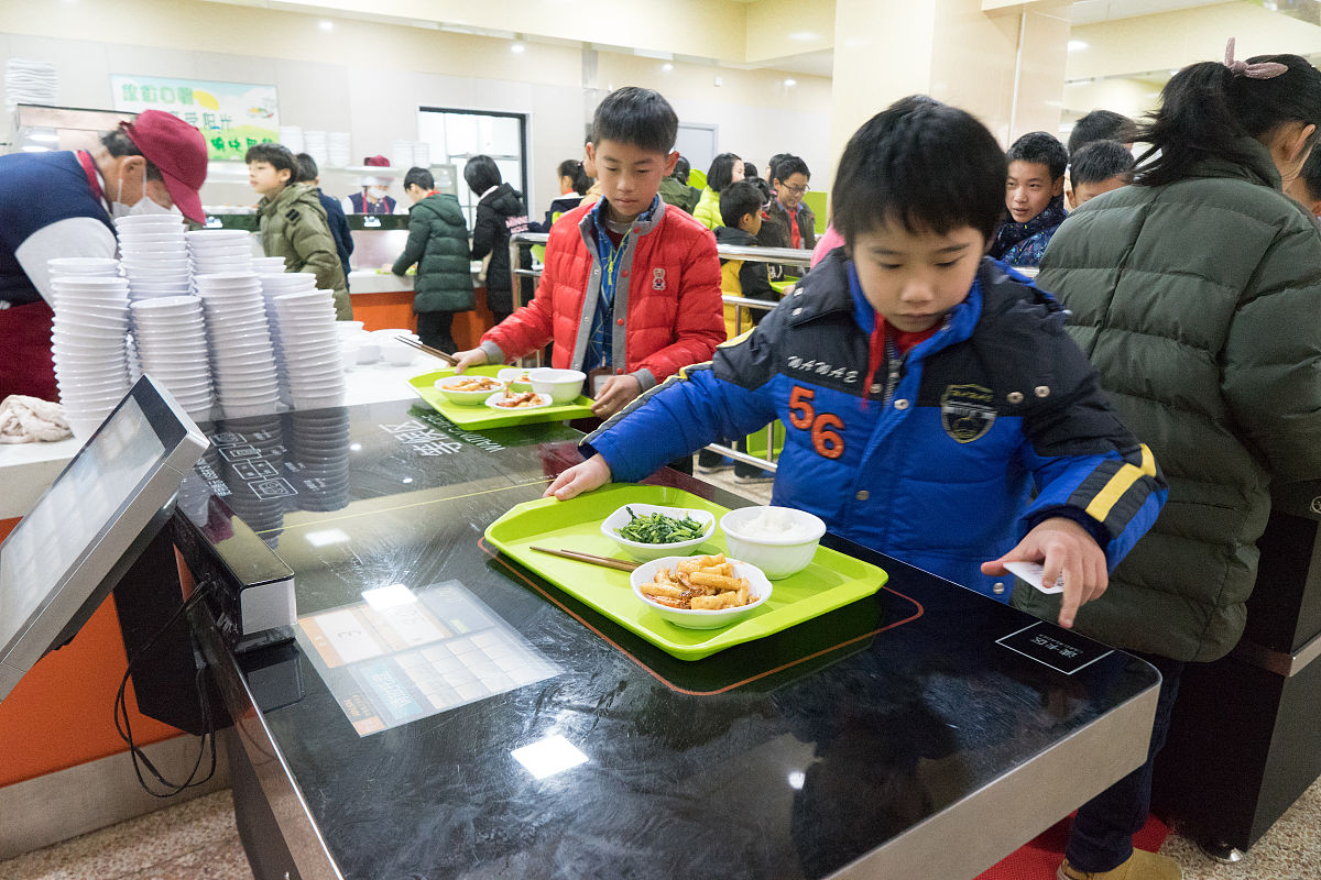 资本魔爪伸向小学餐桌：谁在偷走孩子的健康？