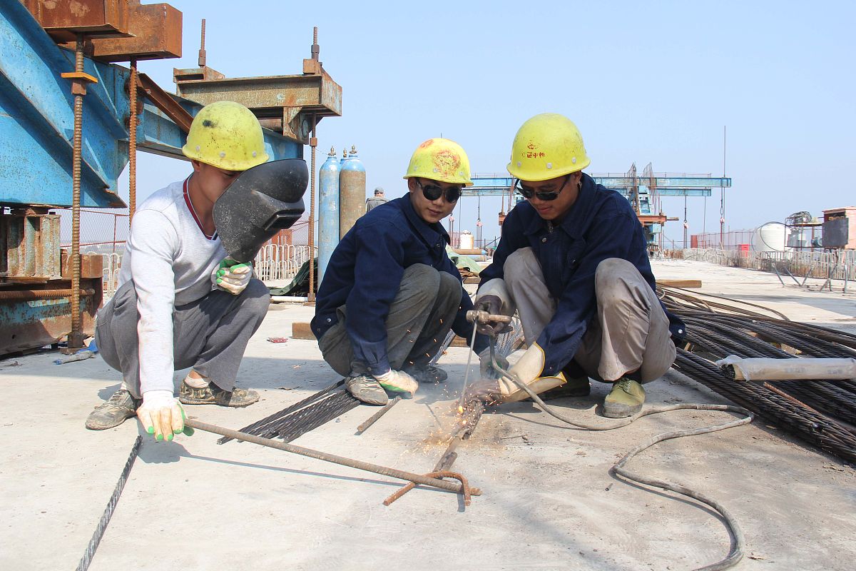 2015年9月12日,江苏连云港,施工人员正在连盐铁路赣榆段新沭河特大桥
