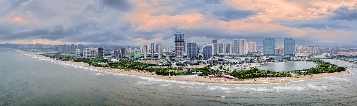 2021年7月16日,青岛,实拍西海岸新区城市阳台美景如画.