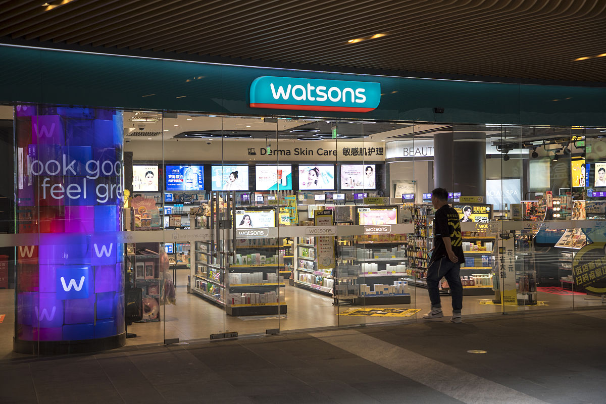 根据下列材料确定报道角度并提炼报道主题然后列出	采访提纲本题20分自进入2022年以来屈臣氏就麻烦不断。1月因消费者花钱参与了屈臣氏分钱面膜活动后提货被拒去屈臣氏直播间表达不满反遭主播辱骂消费者为疯狗最终以屈臣氏官方致歉收场。之后屈臣氏旗下一家分店涉虚假价格诱骗交易被有关部门警告并罚款5万元。时隔不足20天屈臣氏再次因虚假宣传被罚款。屈臣氏集团于1841年在中国香港创立是传统线下零售企业的代表。屈