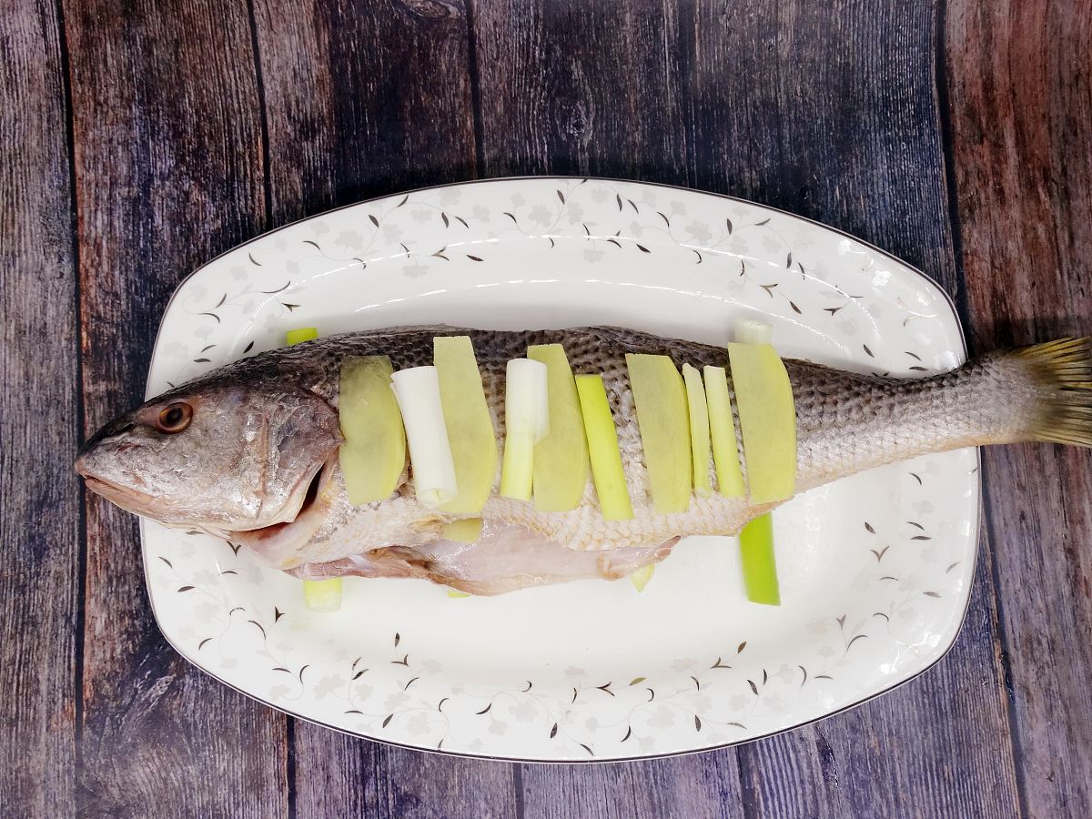 鲈鱼刺多吗？教你几招轻松剔除鱼刺，美味享不停！