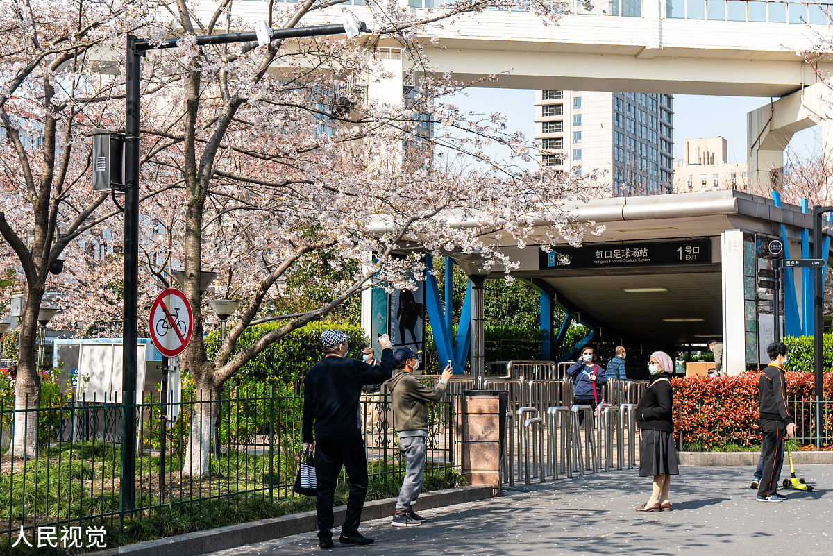 2020年3月23日,上海,有着"最美地铁口"之称的地铁8号线虹口足球场外的