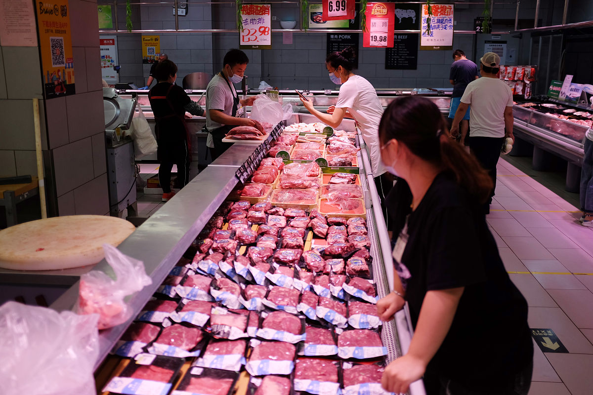 2020年6月27日,北京,市民在一家超市内采购猪肉鸡肉等肉类和其他商品.