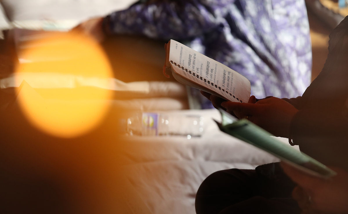 优：考生能听懂考官指令和所提问题；回答内容切题使用词汇、句式准确熟练基本无误；口语表达连贯停顿自然。 良：考生能基本听懂考官指令和所提问题且不影响交流；回答内容基本切题使用词汇、句式基本准确熟悉；口语表达基本连贯或有个别不自然停顿。 中：考生勉强能听懂考官指令和所指问题或需要考官多次重复才能听懂正常交流虽受影响但仍能完成；回答内容尚切题使用词汇、句式存在个别错误但意思尚能表达出来；口语表达中存在着