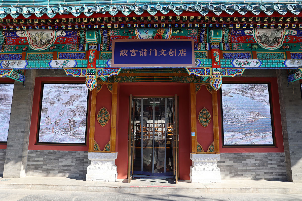 精简旅游服务行业的理念就是真正让游客玩得开心、吃得放心、住得舒心、走得安心在旅游过程中纯粹的红色旅游产品在活动内容上具有较明显的单一性难以满足旅游者日益多样化的需要。因此在活动策划时不能只考虑纯粹的红色旅游相关活动而应该更多地考虑在活动过程中如何巧妙地与其他方面的旅游产品进行融合例如将红色旅游活动与文创旅游产品、保健旅游产品、体验旅游产品等类型的旅游产品通过剧本杀娱乐游戏有机地融合在一起进行联动性