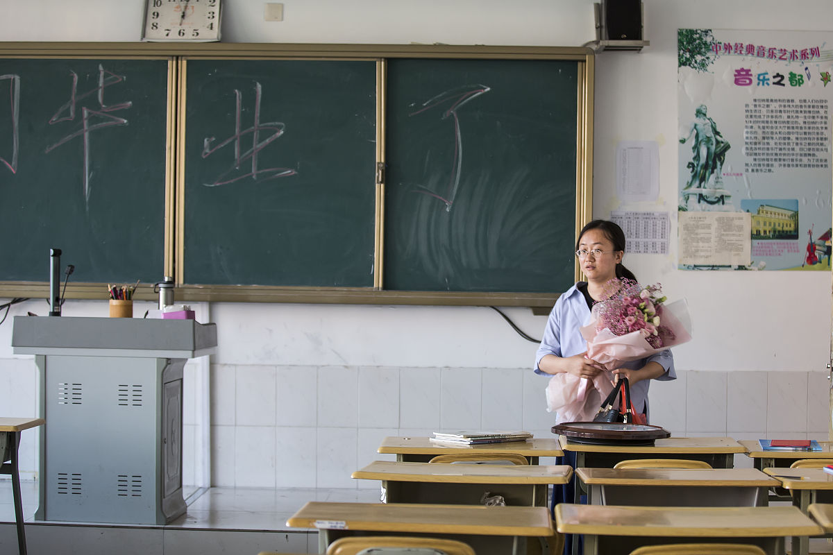 2019年6月8日,山东滨州,学生们离开后,高三班主任在教室内思绪万分.