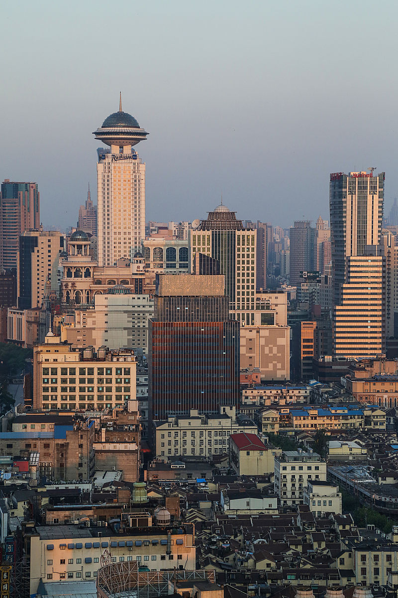 2013年7月31日,上海黄浦区外滩历史风貌保护区的老建筑景观.