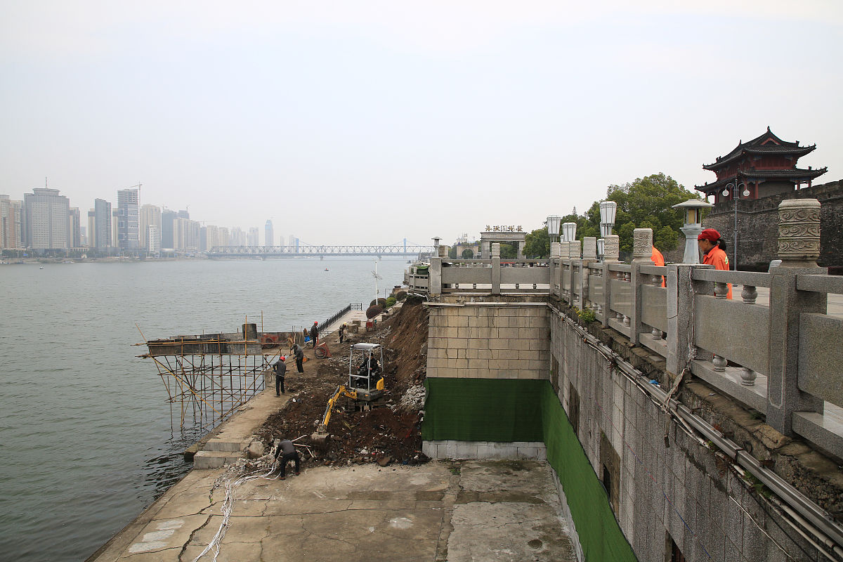 2020年11月20日,湖北省襄阳市,工人正在清除汉江河堤处的浮土.