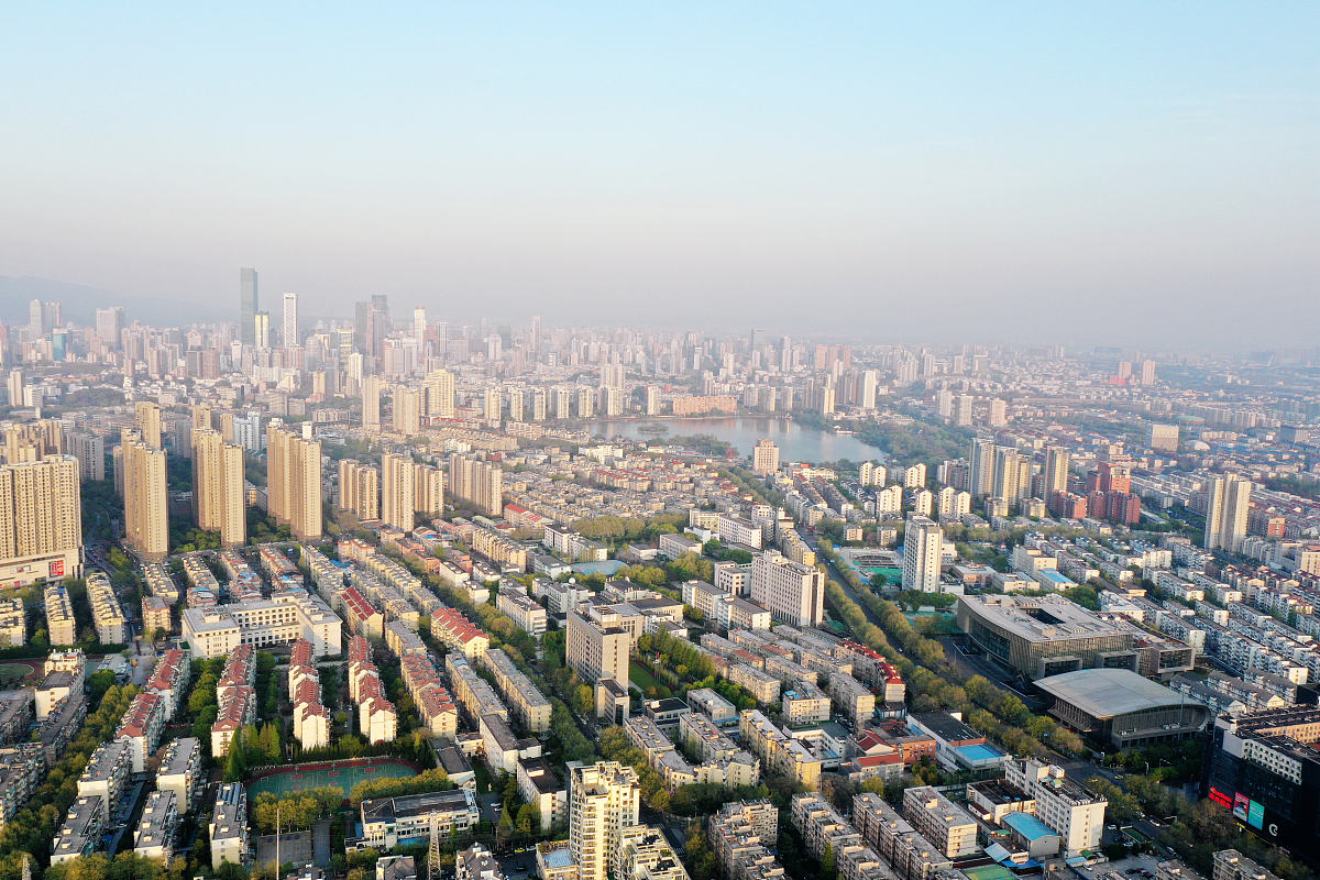 2020年4月6日,江苏南京,落日余晖映照下的城市建筑群.