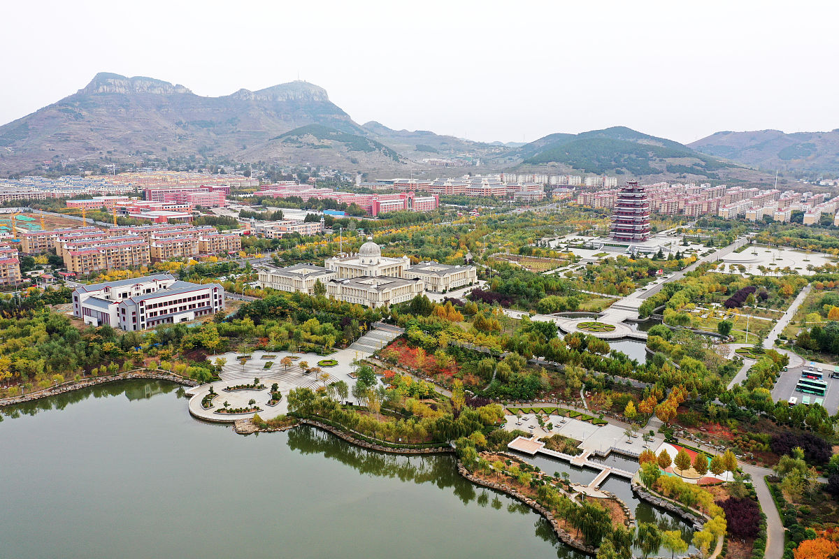 2021年10月28日 ,山东枣庄,深秋时节,山亭区城区内的绿化树叶片红黄绿