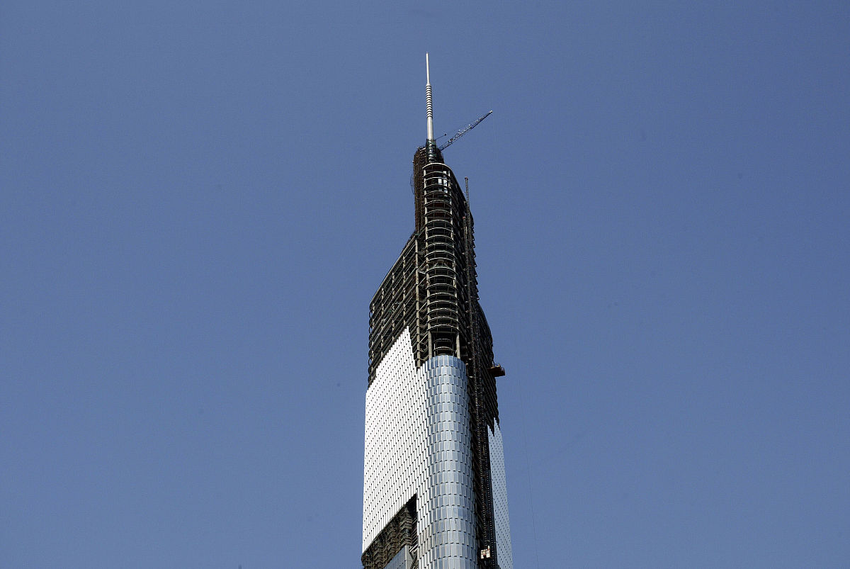 2009年3月14日,南京市中心地带上海绿地集团开发的世界第七高楼紫峰大