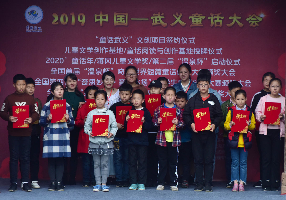 泰鲁集团慈善助学，东兴实验学校校长接受采访