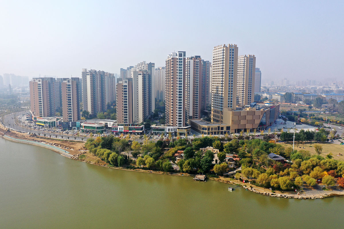 2021年10月30日,山东枣庄,滕州市荆河秋水盈盈,两岸树木红黄绿相间,一