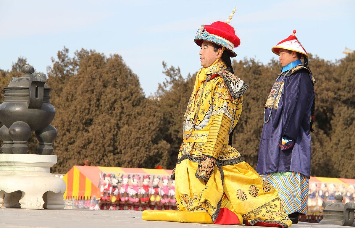 2018年2月20日,北京,身着祭祀盛装的"乾隆皇帝"在行三拜九叩礼.当日,