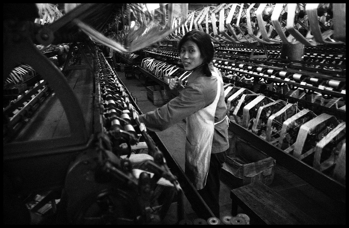 1980年代,上海,丝绸厂内的纺织女工.china - january 01:  woman work