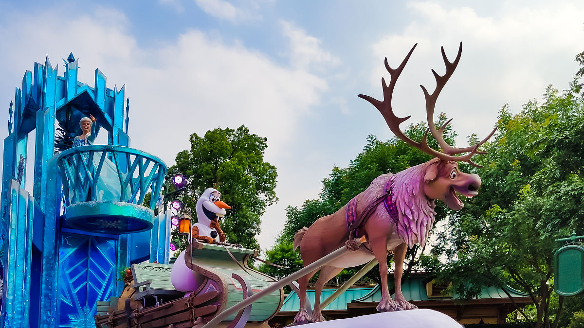 朋友：Bush Gardens has Animals too so thats why I enjoyed it I believe Universal has more Adult rides though Looks fantastic我该如何回答？