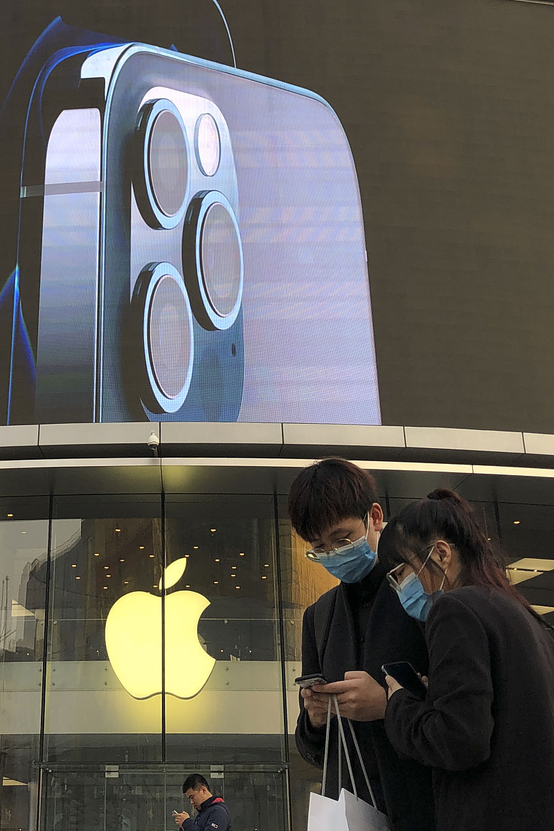 将以下文字变得通顺数字变成阿拉伯数字如果有冒号需要用英文冒号比如四比三变成43但是后来我才发现肖尔本人也在面对这个问题。我是怎么面对问题呢？我就是呃就是在村儿里有的时候瞎逛嘛那次可能吃饭然后手里拿一个手机然后正好那个面前有个车我就拍我们知道一般手机的那个尺寸啊我不知道别别的手机什么样。反正iphone是一般是四比三。iphone是四比三然后我又是个单单镜头的没有后来那么先进的好几个镜头那种ipho