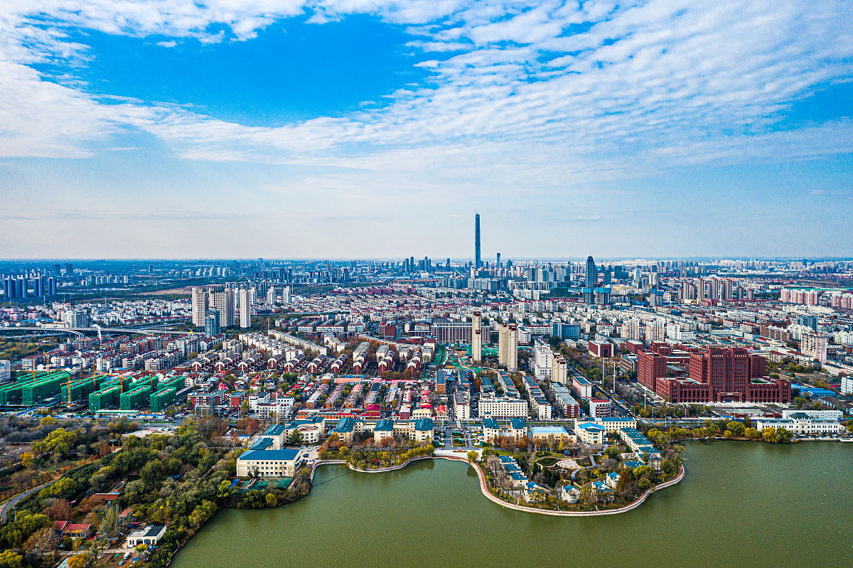 2020年11月19日,航拍蓝天白云下的天津市南开区水上公园地区.