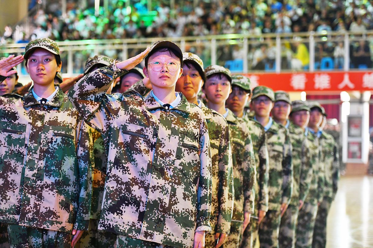 请您就今年新生入学第一天领取军训服的情况总结你所在负责的岗位好的经验和不足的地方需要改善的地方以几句话的方式总结下