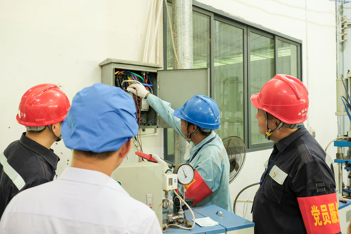 假设你是一位电厂建筑专业的在读学生请你写一篇去到变电厂设认识实习的的实习日记介绍变电的过程高压输电的优点并进行总结不少于800字