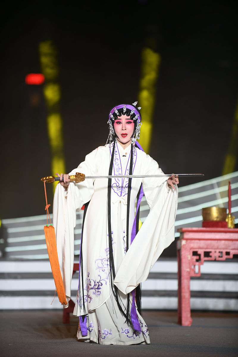 2021年10月25日晚,广州,青年演员梁文超,李嘉宜表演《一把存忠剑》之"