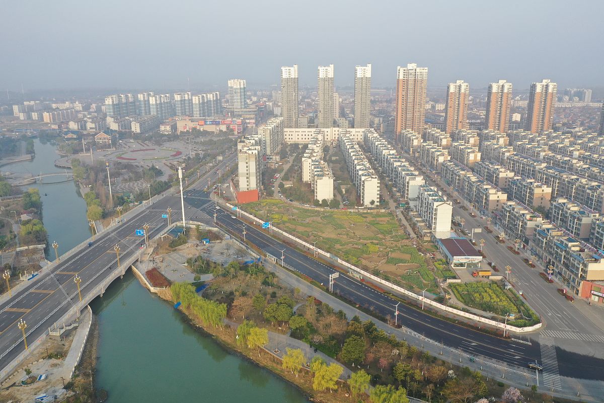 2019年3月26日,江苏省淮安市洪泽区,航拍城市风光.