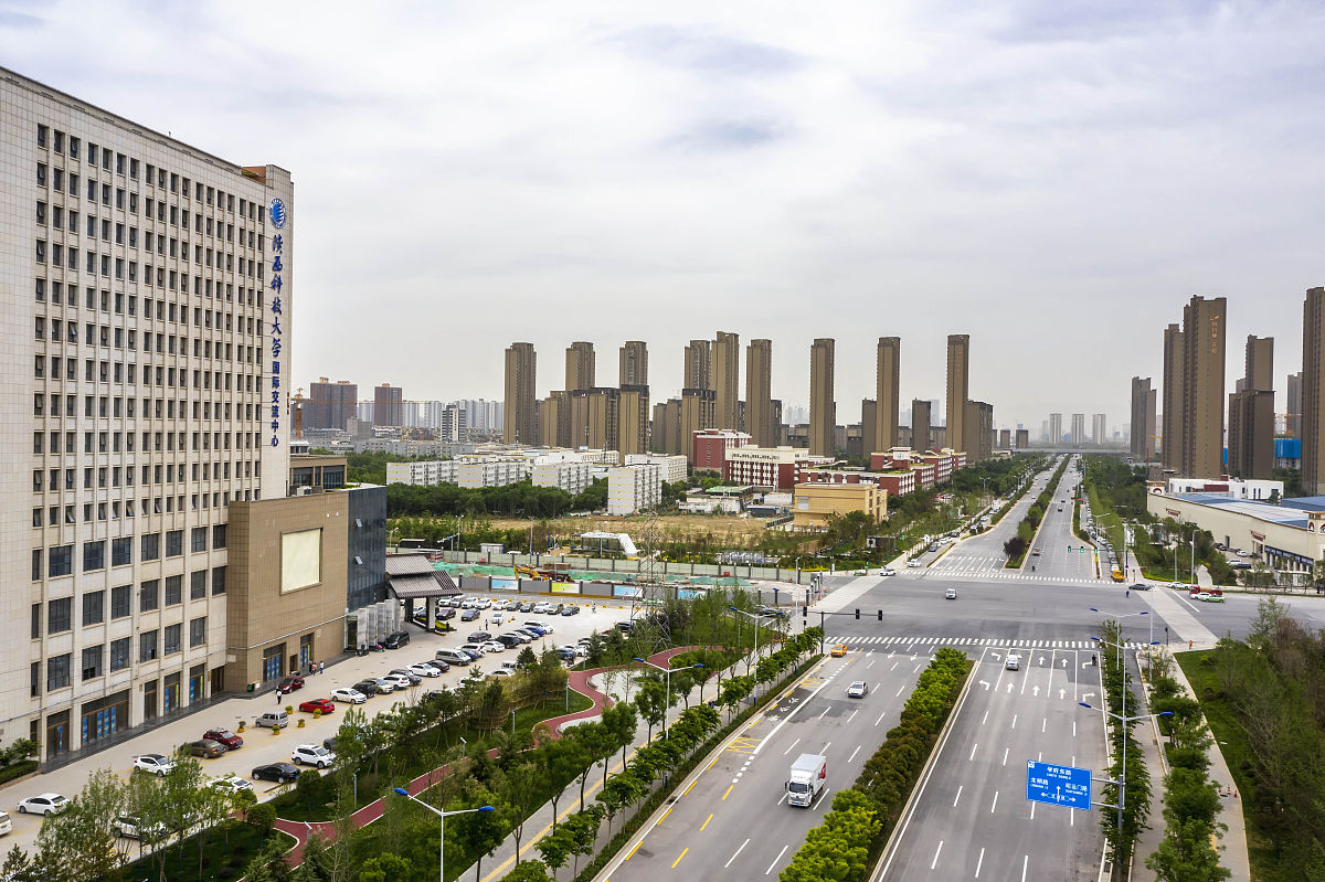 (如下载使用,请务必署名 曾文平,谢谢)2021年5月27日,西安,地铁站附近
