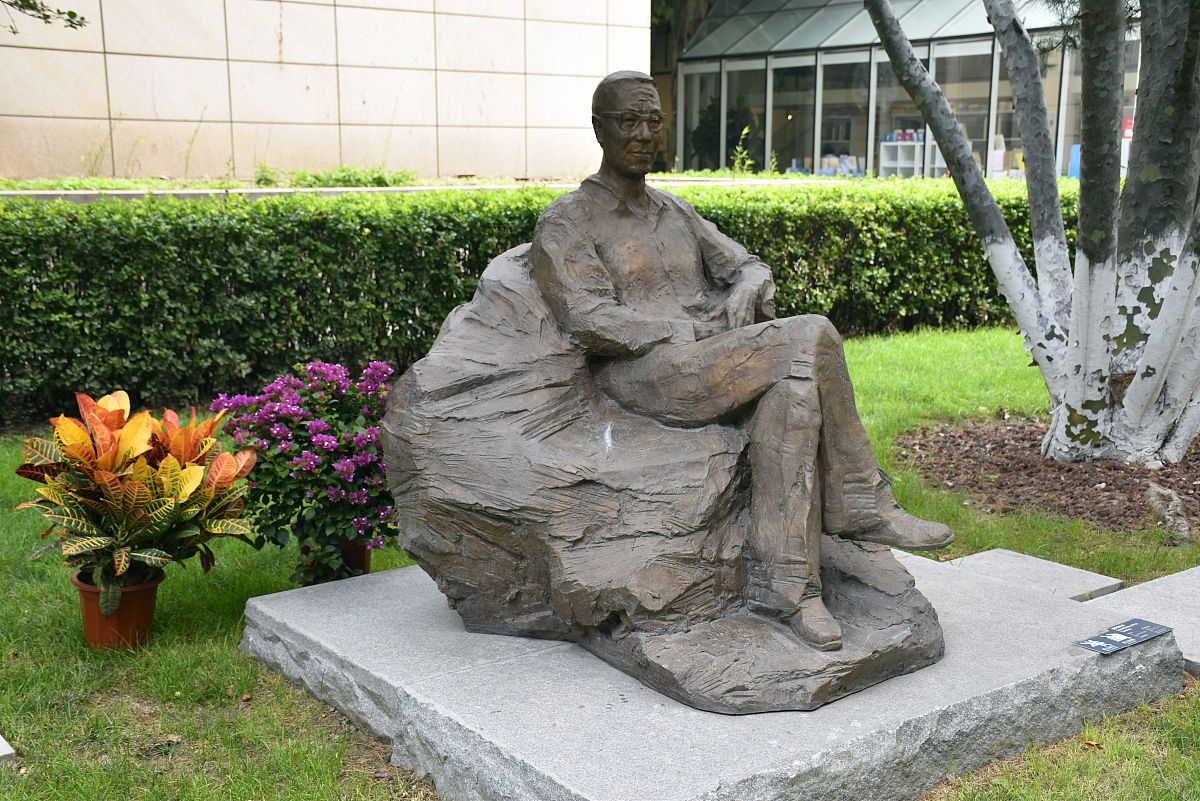 重庆知行卫生学校南丁格尔雕塑：纪念护理事业的伟大先驱