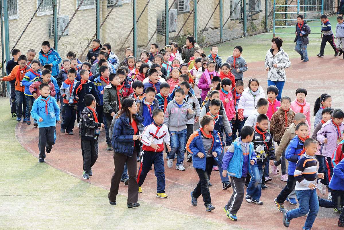 成都市茶店子小学金禧分校一学期的周末素质拓展圆满结束新闻稿。活动有体育、音乐、绘画、书法、英语等