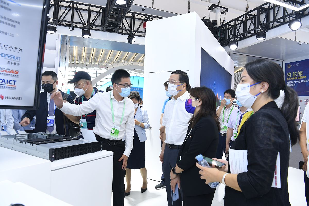 2021年9月26日,浙江乌镇,观众在世界互联网大会乌镇峰会参展企业展台