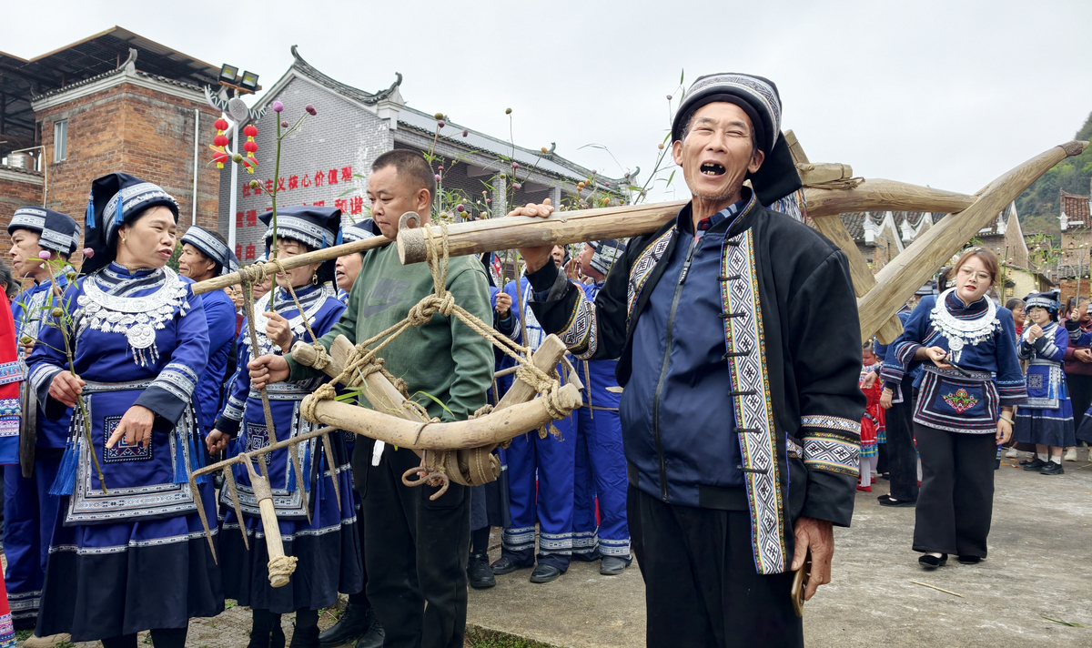2026年3月19日,广西富川瑶族自治县新华乡虎马岭村,扛