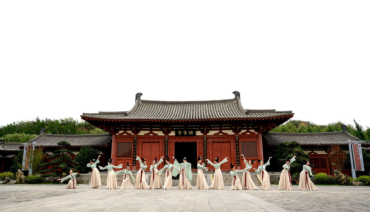 帮我写一份关于巩义市杜甫故里景区智能引导机器人外观设计的本科毕业论文 五千字