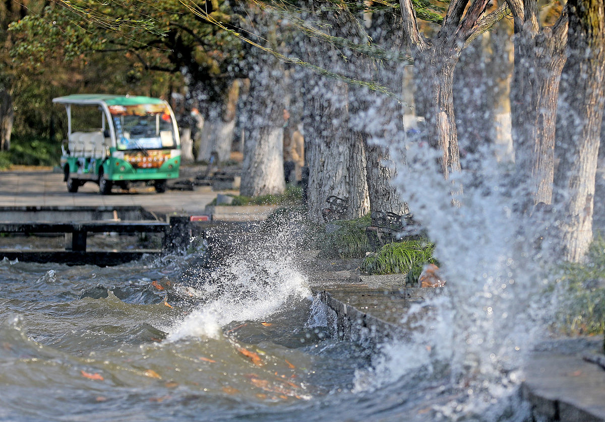 2021年11月30日,杭州,受冷空气影响,西湖水面掀起层层大浪.