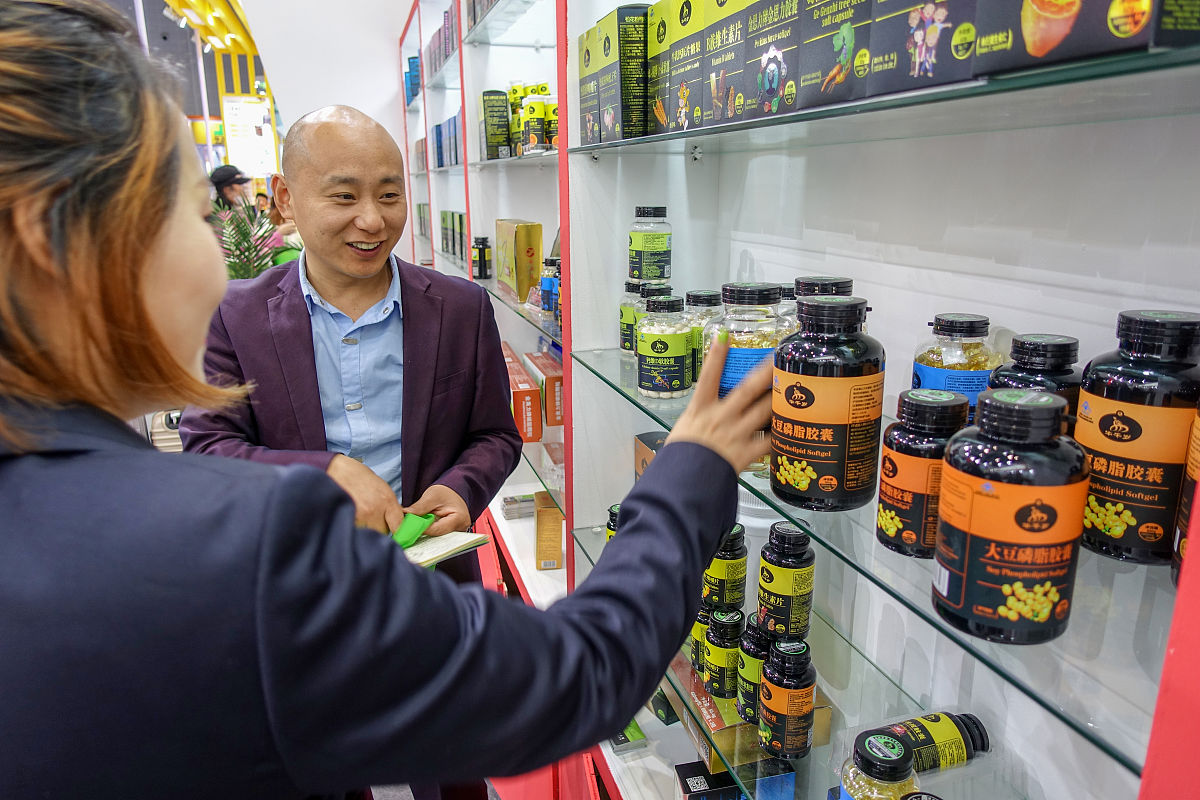 作为品牌视觉设计师你所设计的品牌是关于保健品的有益生菌、鱼油胶囊、目标受众是30到50岁的人群色彩以蓝色、绿色为主品牌来自加拿大需要突出进口品牌、天然、科技研发、维护身体健康。请你向客户提供一份详细的视觉方向提案