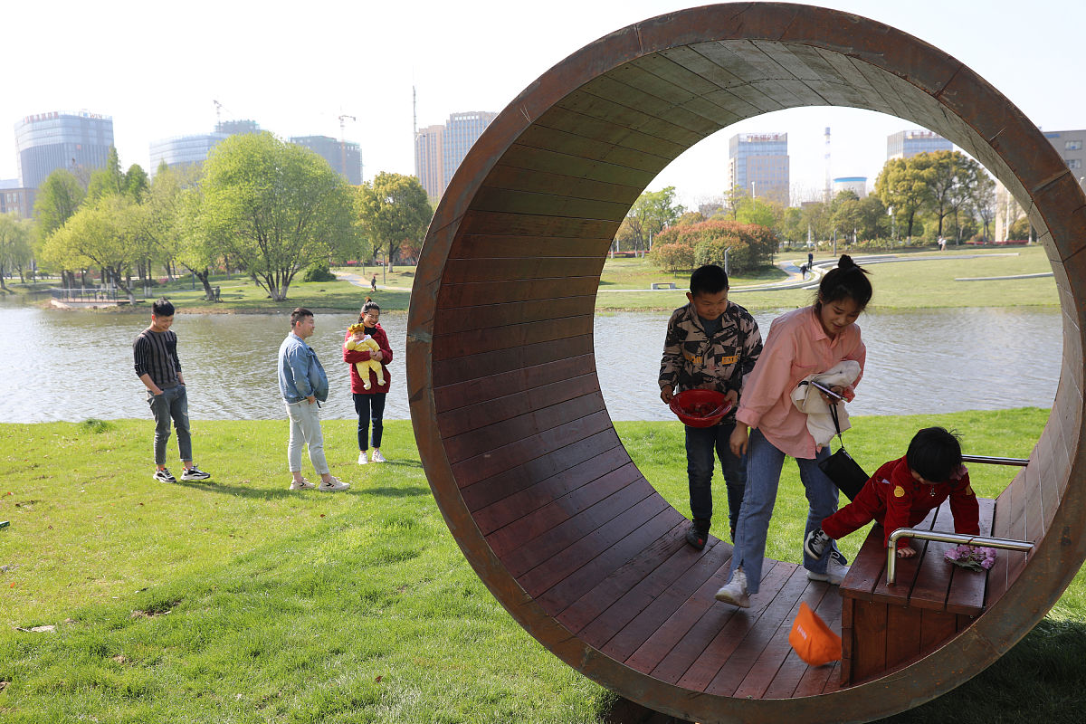 创意腾云驾雾坐凳：济南创高户外座椅，稳固耐用，美观舒适