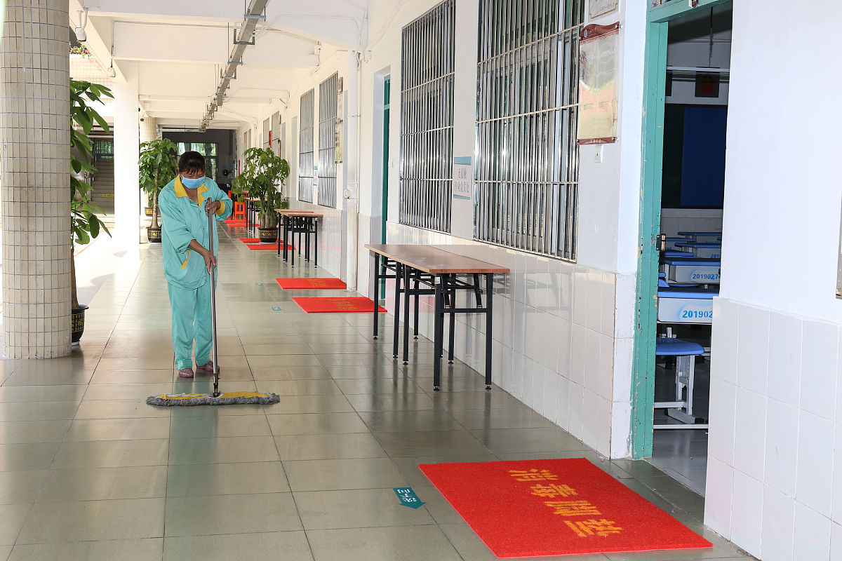 请以不少于300字的文字总结本学年自觉做好卫生清洁、积极参与校园劳动的完成情况