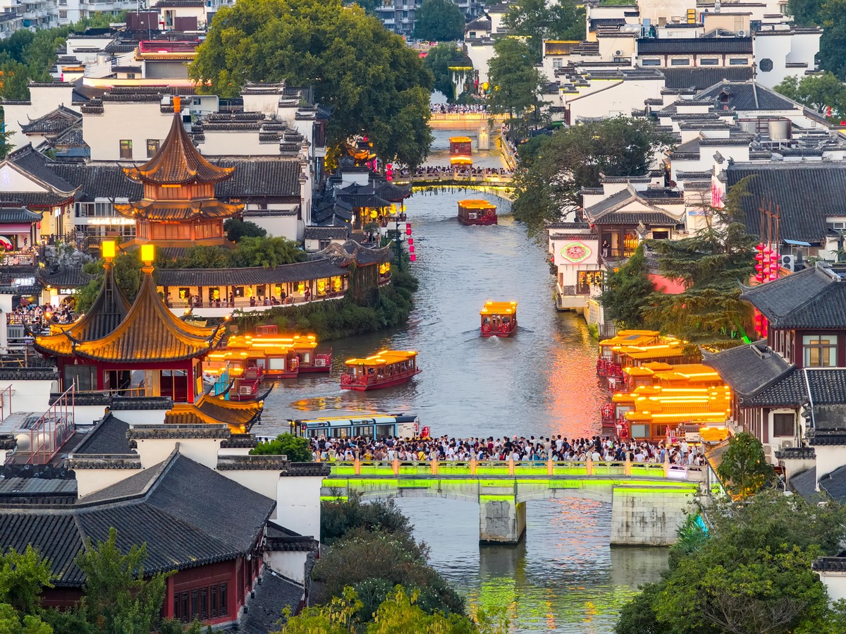 江苏镇江文化和旅游形象宣传语宣传语要充分反映镇江文化和旅游特色优势准确描绘镇江城市气质、历史积淀、文化底蕴、山水风光和美好愿景具有较强吸引力和感召力适于镇江文化和旅游形象宣传。文字表意准确主题鲜明语言凝练有力道易懂易记易传播原则上不超过15个字。须对投稿作品附200字以内的创意说明。