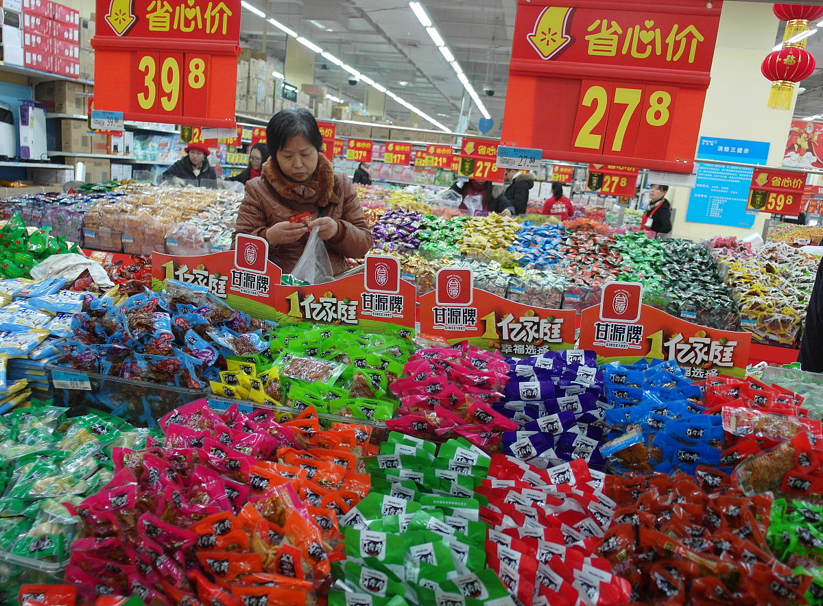 2016年1月8日,湖北宜昌,市民在沃尔玛超市选购食品杂货.