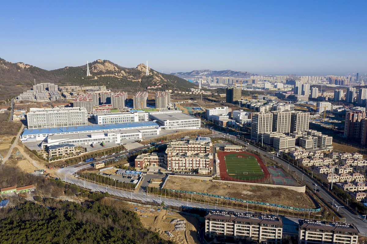2021年12月27日,山东青岛,西海岸新区天空湛蓝,阳光灿烂,湖水荡漾.