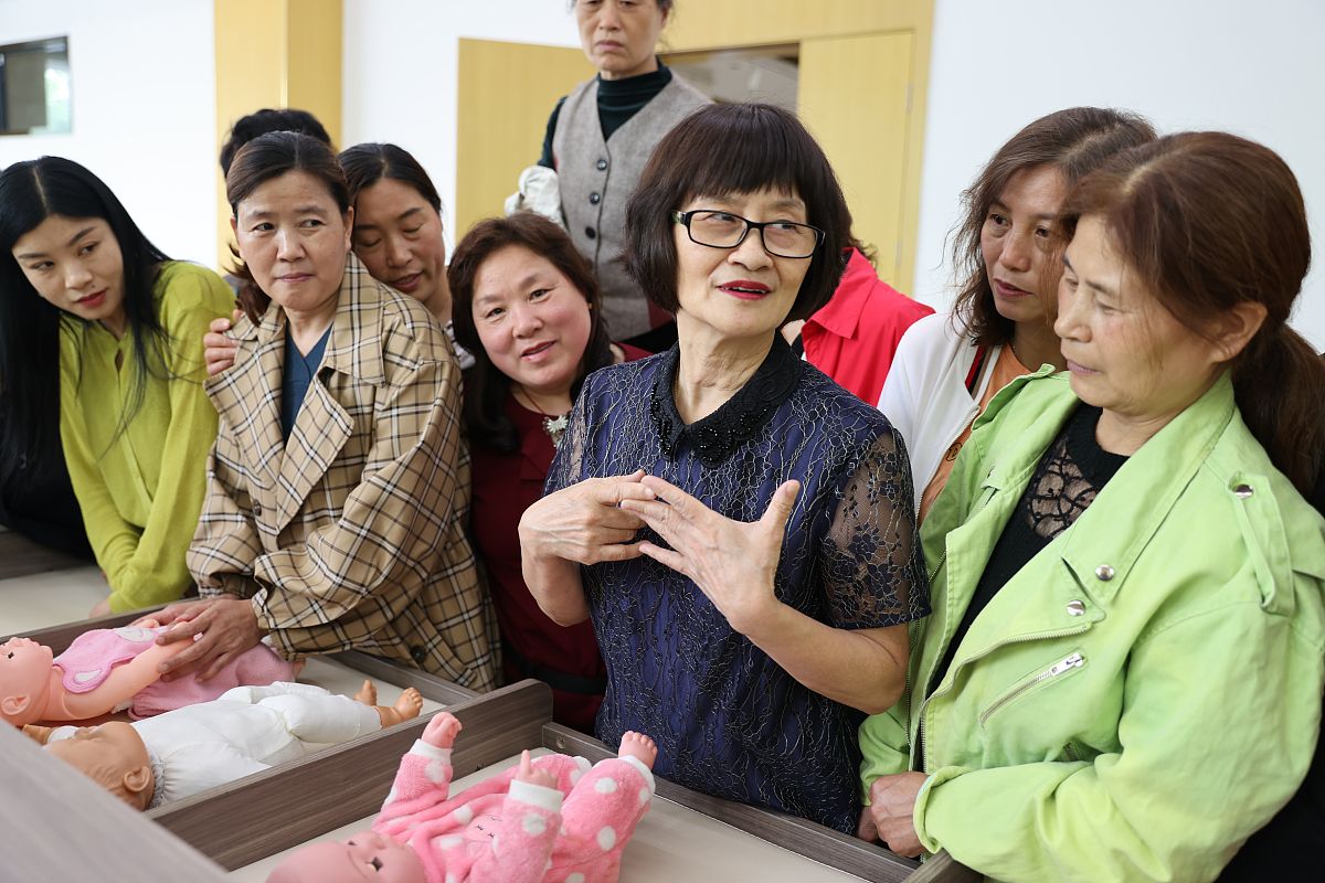 成为育婴师好吗？就业前景如何？深度解析！