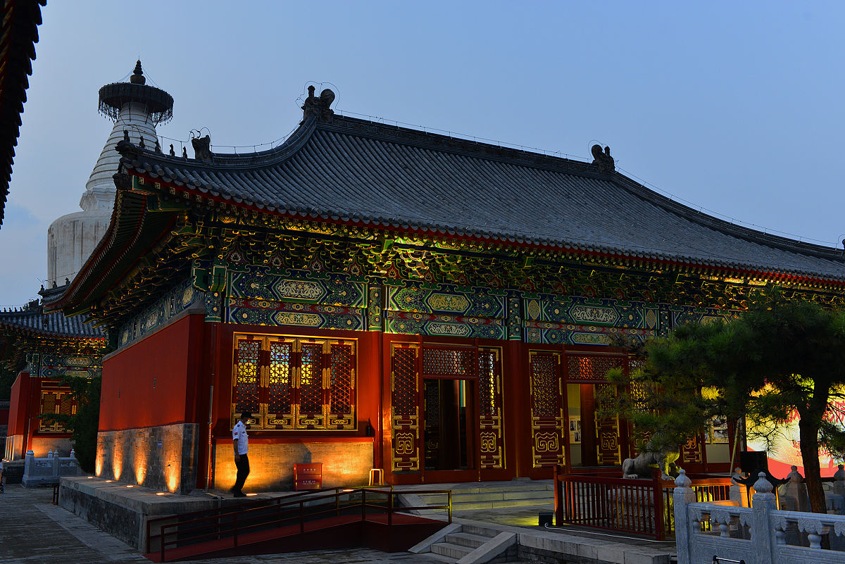2021年7月25日,北京,白塔寺夜景重新开启,璀璨迷人.