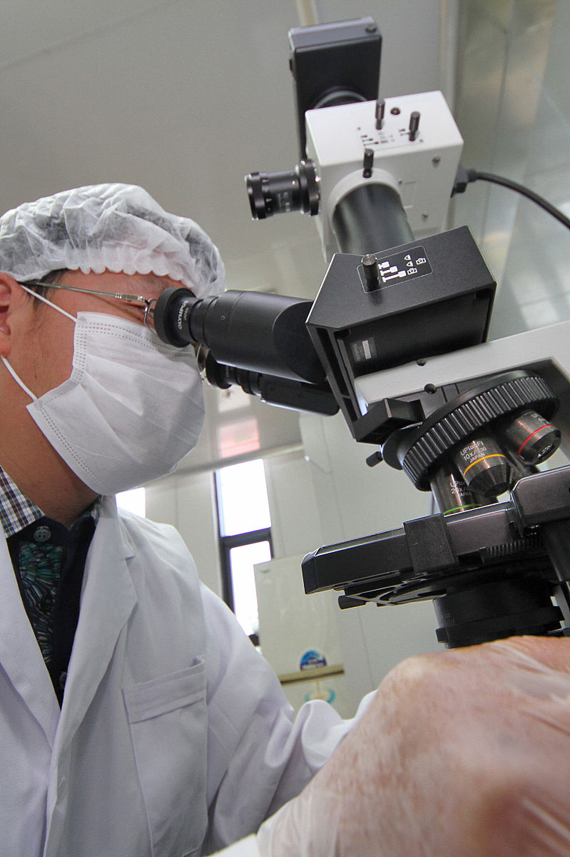 把下面这段话改通顺一点：人眼安全的2mathrmmu m波段激光处于大气窗口之一在激光雷达、激光测距以及光电对抗等领域具有广泛的应用。2mathrmmu m激光波长接近于水的吸收带对生物组织造成的损伤小是微创医疗手术中的理想光源。2mathrmmu m激光还可以作为可靠的泵浦源用于光学参量振荡器OPOs产生3~6mathrmmu m中远红外波段激光。因此研制高功率、紧凑型的2mathrmmu m激