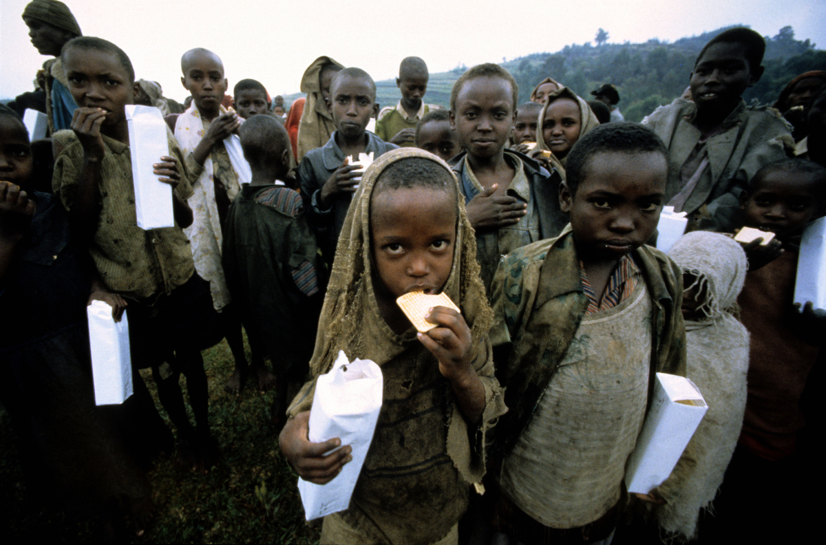 翻译下面的话：These uncertainties in combination with a prevalence of undernourishment of 21 in 2020 make it imperative to analyse future challenges posed by climate and socio-economic changes for the food s