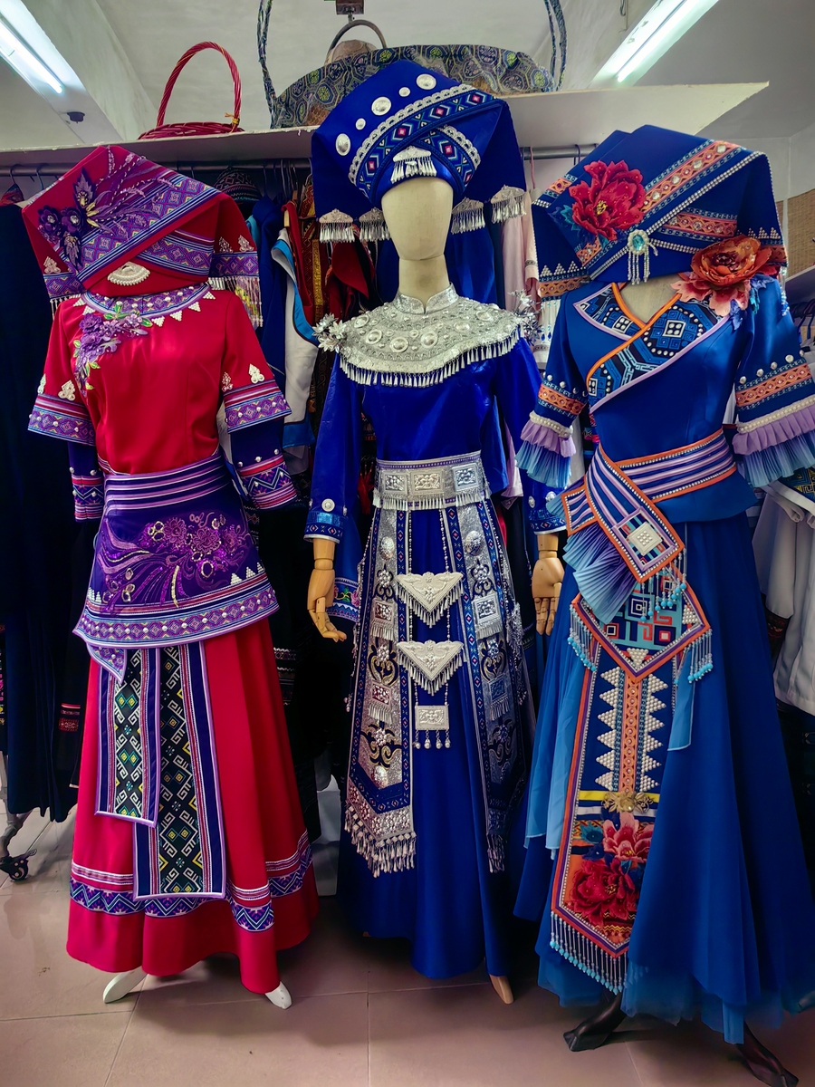 土家族文化元素的分类1语言文字：土家族有自己的语言文字土家话是土家族的主要语言土家族的文字是土家文。2服饰：土家族的服饰具有浓郁的民族特色男女服饰不同男子一般穿长衫、短衫、马褂等女子则穿长裙、短裙、上衣等。3建筑：土家族的建筑风格独特以木结构、石墙、泥墙为主要材料具有浓郁的民族特色。4节日：土家族有许多传统节日如芦笙节、祭祖节、龙船节等其中芦笙节是土家族的重要节日。5音乐舞蹈：土家族的音乐舞蹈具有