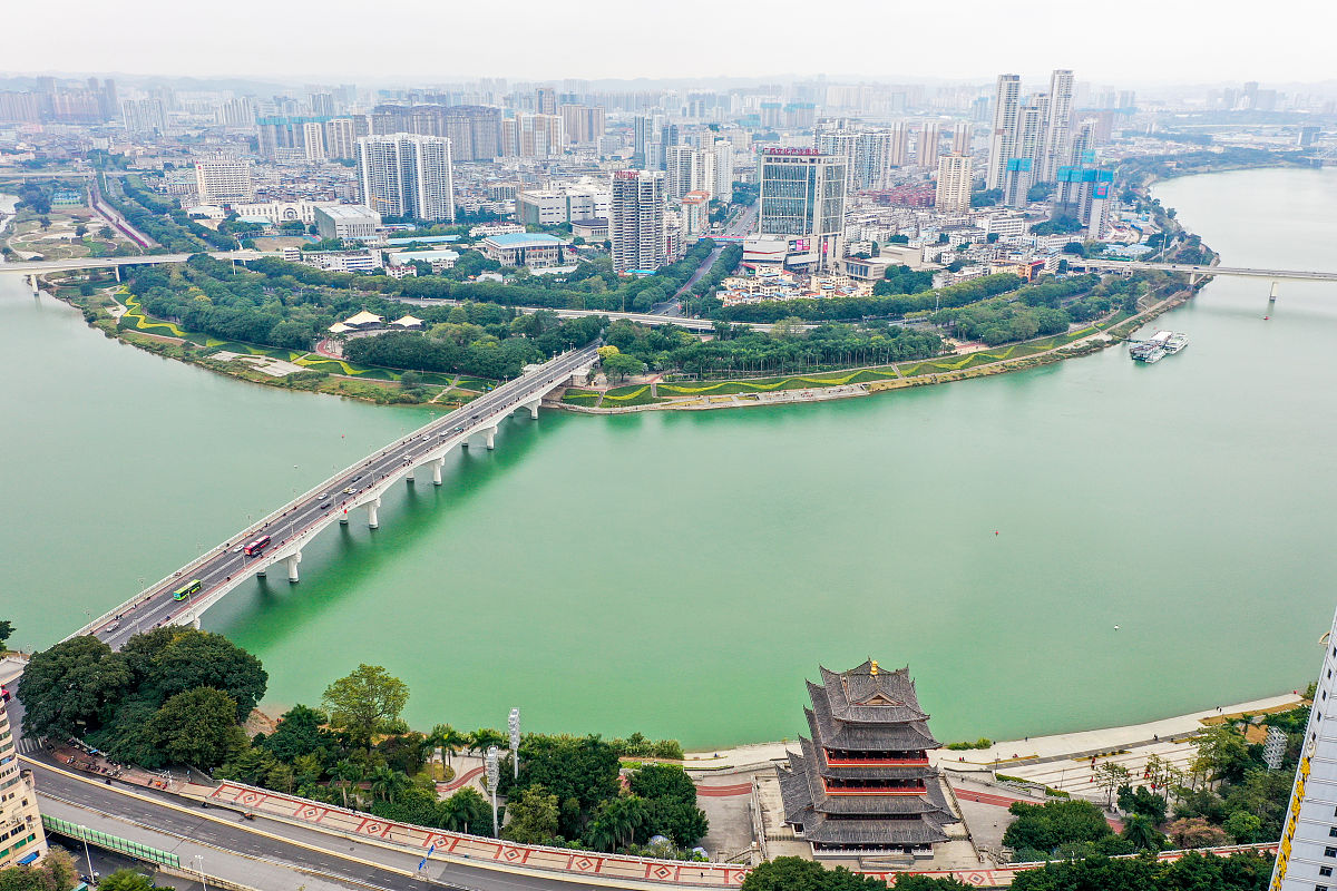 2021年12月29日,南宁,航拍邕江江畔的畅游阁.