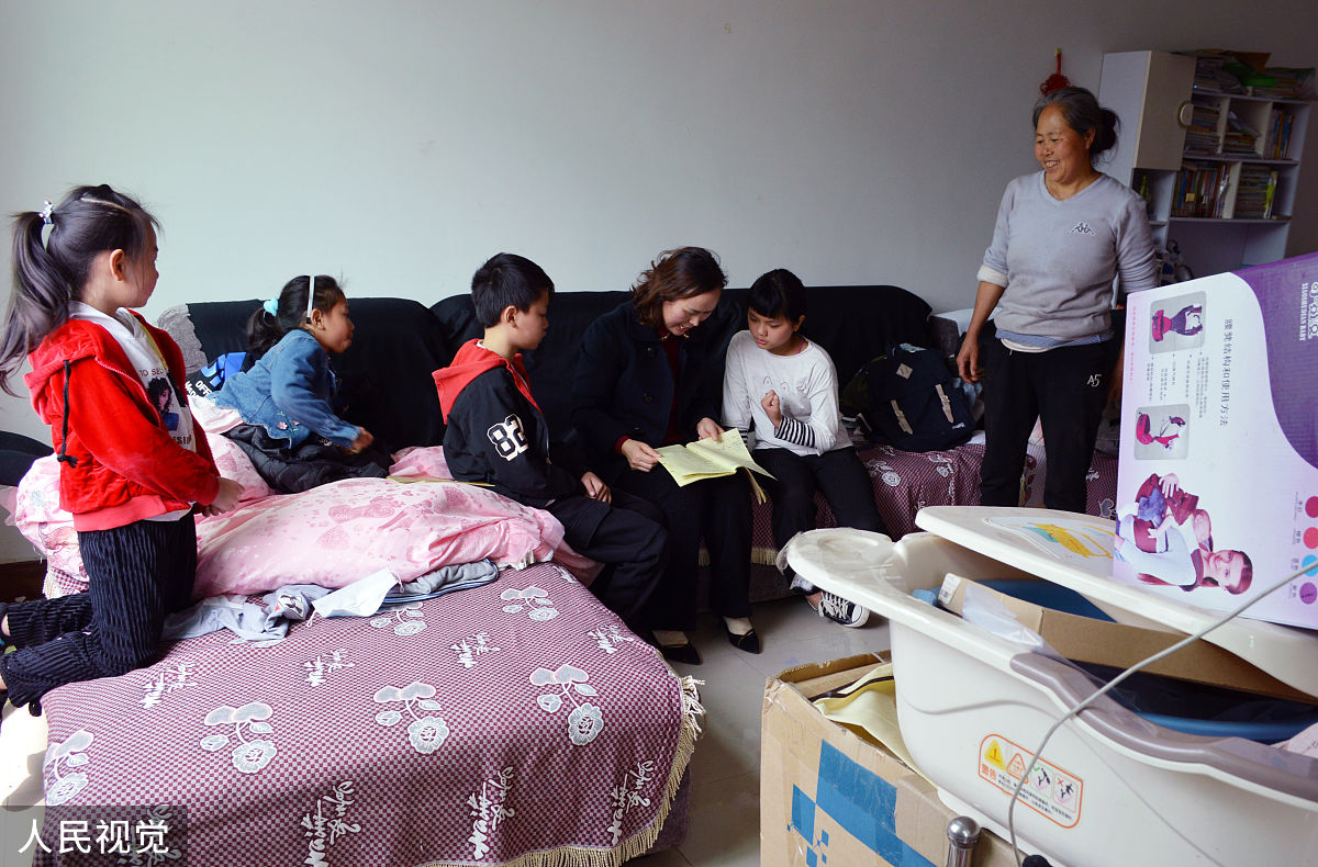 我来自农村家里爸爸妈妈都是群众由于父母工作原因我小时候被寄宿姨妈家