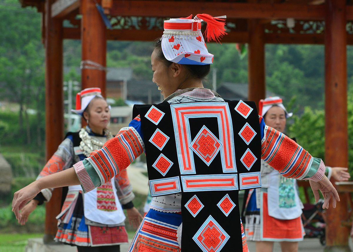 2020年5月28日,贵州黔东南,凯里市龙塘镇平寨村麻塘革家寨村民在为游