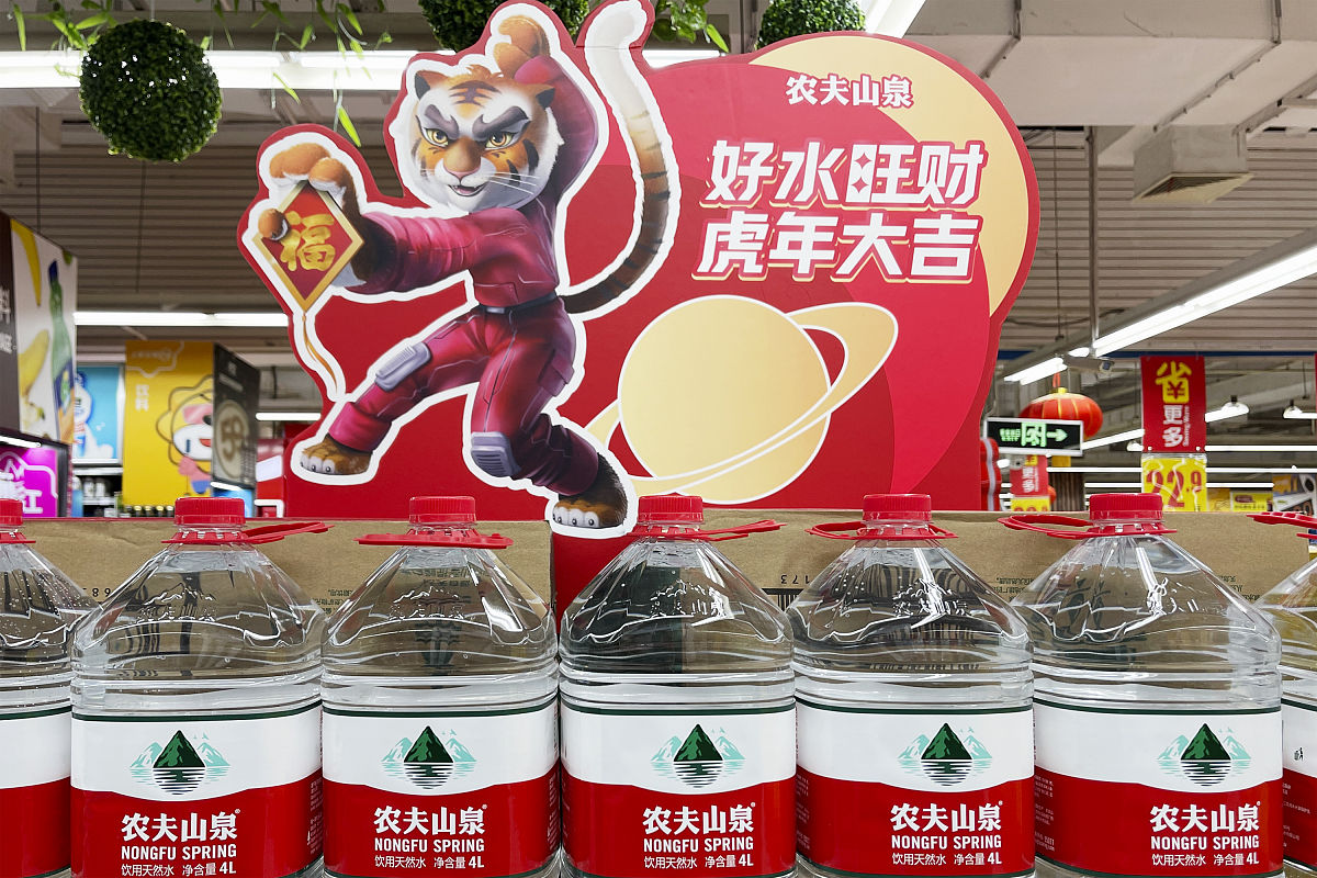 农夫山泉营销策略研究：品牌形象、市场推广与危机管理